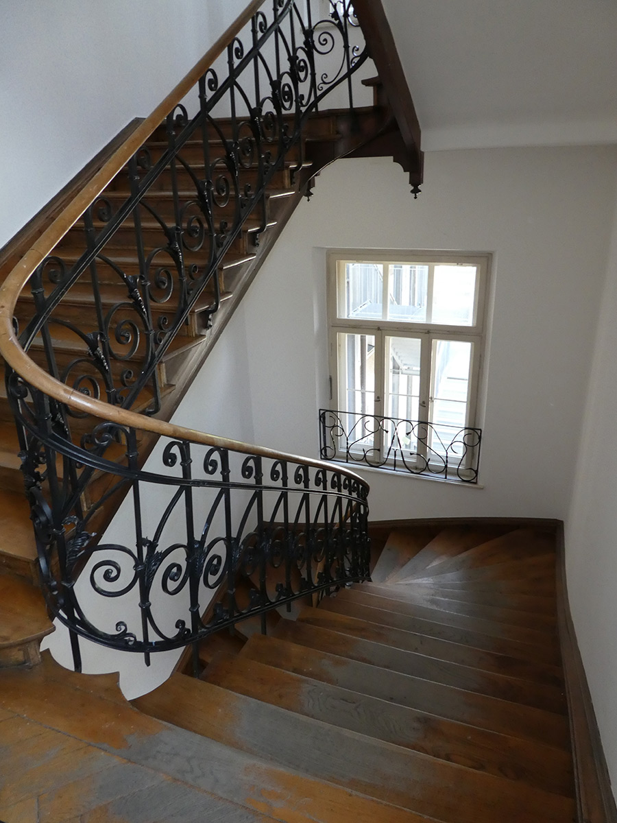 historisches-geerichtsgebaeude-treppe